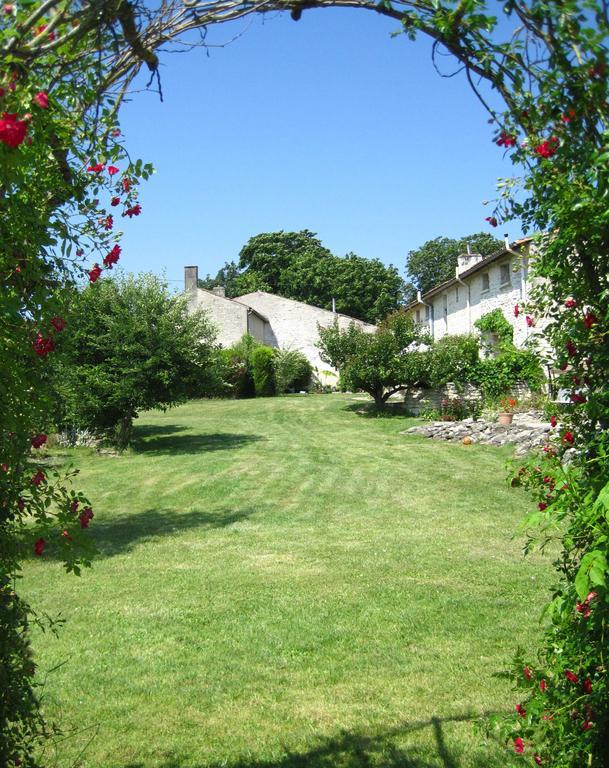 Le Noisetier At Les Hiboux Gites Chef-Boutonne Exteriér fotografie