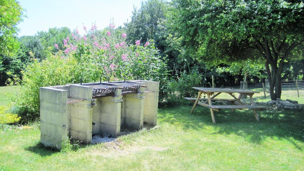 Le Noisetier At Les Hiboux Gites Chef-Boutonne Exteriér fotografie